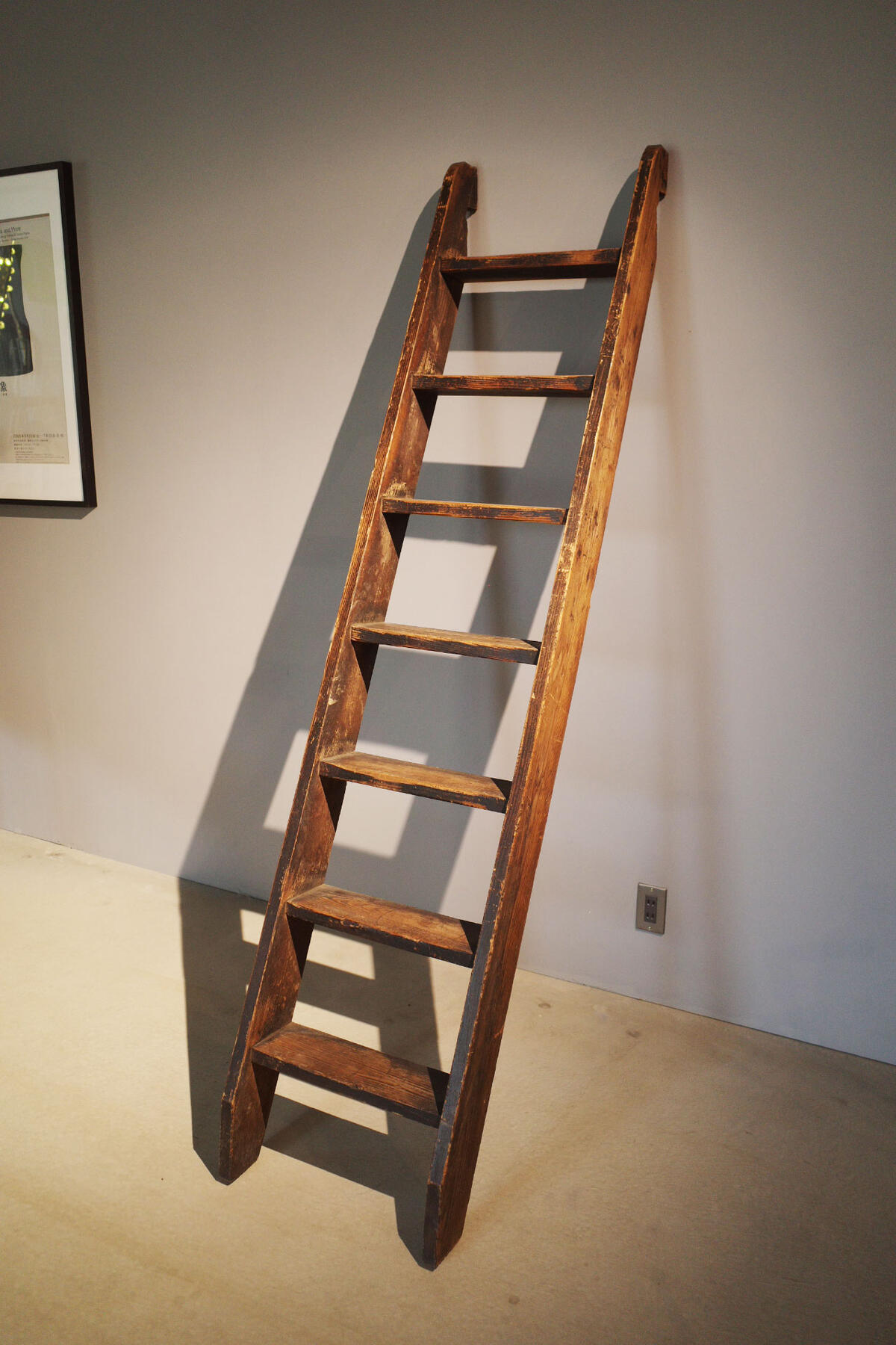 Vintage Furniture/ヴィンテージ調度品 Antique/アンティーク 上がり段 見せびらかす棚 シェルフ 木製 白木 棚 バス発着場機械 ブロカント 工芸/ART 芸術品 古民家喫茶店 Vintage/ヴィンテージ 黒 黒いこと ステップラダー 掛けはしご シャビー 日本 ジャパニーズ今めかしい 骨董品【中古】