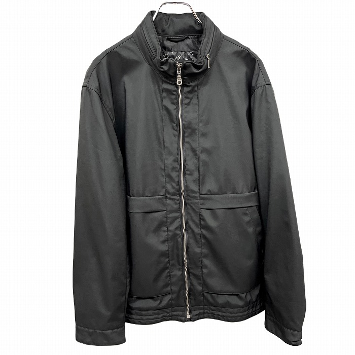 【中古】[印象A] CAFE SOHO カフェソーホー ジャケット メンズ L ブラック 黒 ポリ100% 脇にハトメのベンチレーションホール 内ポケット&times;２ 裾に調節ゴム 少し薄手 裏地付き 無地 ハイネック ジップアップ 長袖 隠しフード｜Undo Rowa 店