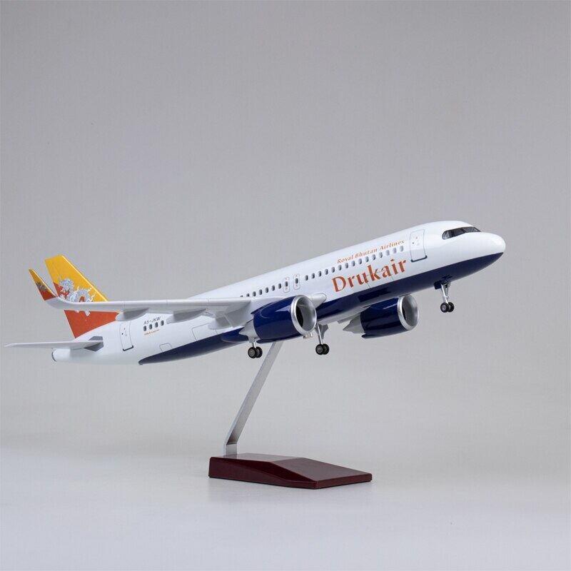 ロイヤルブータン航空 A320 模型飛行機 1/80 音感LEDライト ランディングギア スタンド付 全長47cm インテリア プレゼント コレクション ブータン 航空機|ユニバーサルコーポレーション