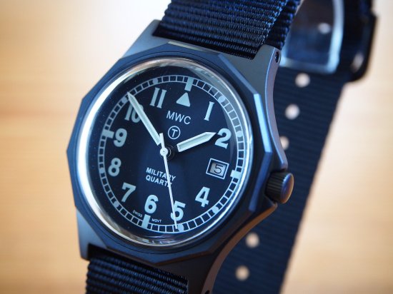 ミリタリーウォッチカンパニー MWC時計 腕時計 36mm G10 バッテリーハッチ PVD ブラック 1982~1999 リメイク 欧州ダイアル 英国軍 プラ風防 SWISS ロンダムーブメント クォーツ|MWC時計専門店 UNLIMITED4