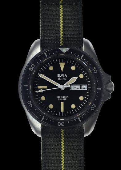 【New】軍用時計 仏軍 ミリタリーウォッチ MWC時計 メンス腕時計 ELIVIA エルヴィア 1970s フランス海軍 300m防水 ダイバーズウォッチ クォーツ デイ・デイト サファイア風防 専用キャリーケース付き、フレンチミリタリー ストラップ 仏軍