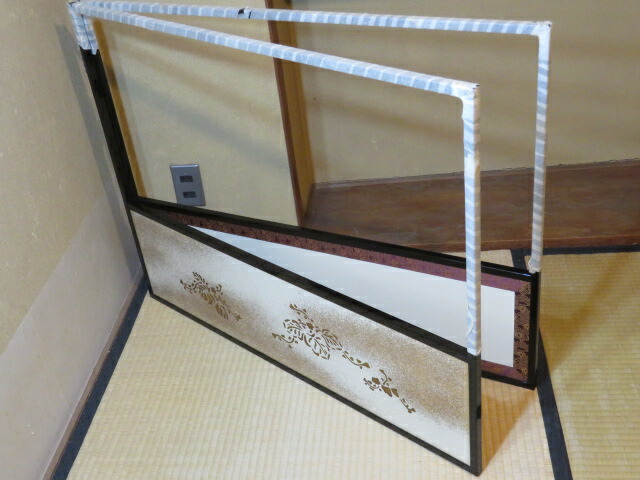 （六月◆大売り出し品）黒漆塗縁 金砂子地 乱桐紋 波に鱗鶴緞子裂 両面使 二尺四寸 京間用腰風炉先〈貨物輸送込〉【中古・未当てはめるシミ】