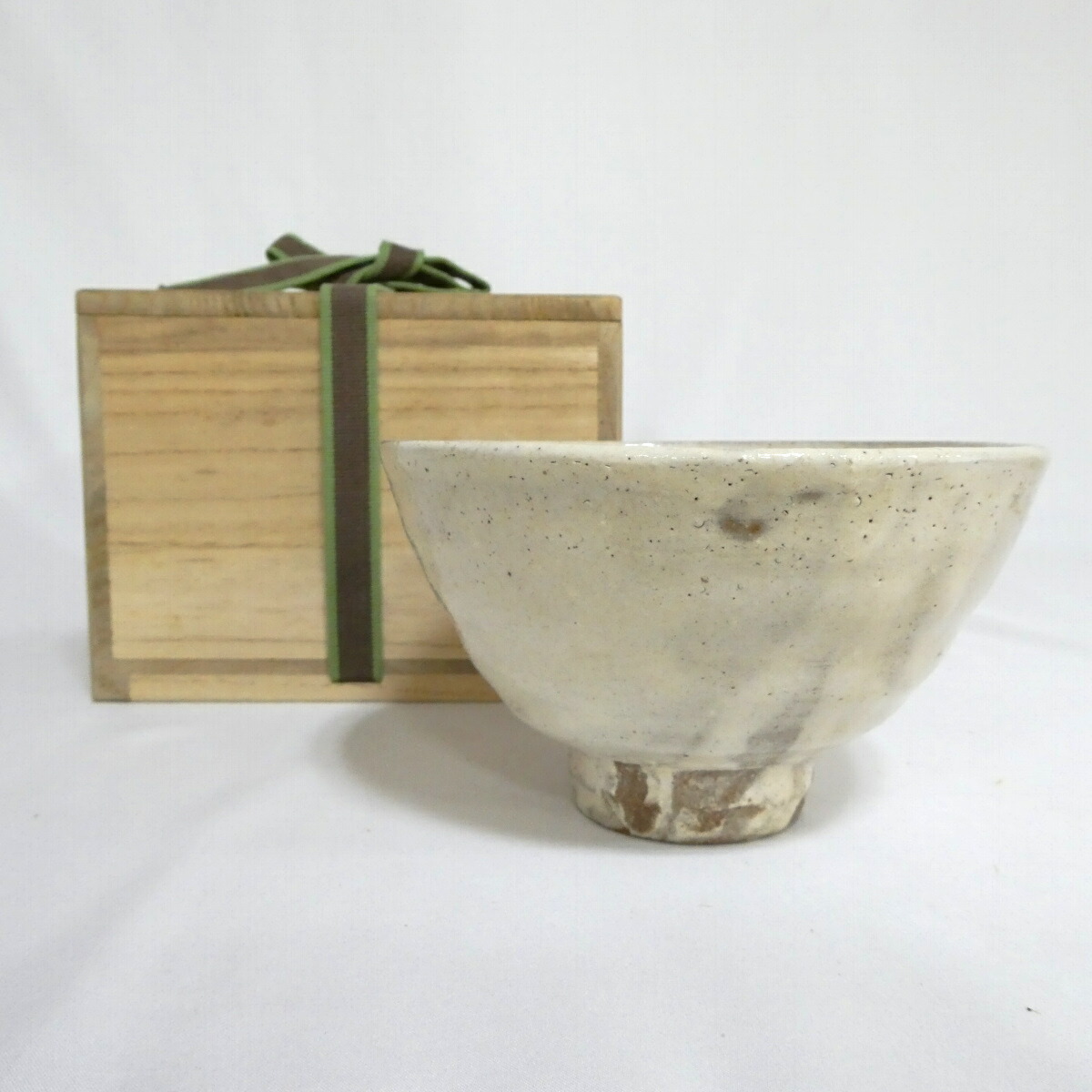 宗流庵 渡辺栄泉 萩茶碗 茶道具 茶器 抹茶碗 平茶碗 共箱 栞 美品 です。 抹茶茶碗 萩焼窯元 宗流庵 渡辺栄泉作 共箱入り 切高台