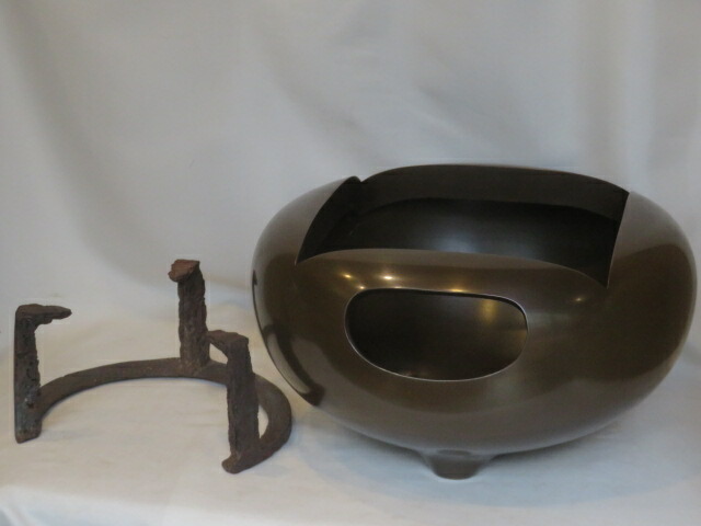 （十一月◆特売品）高岡鋳師 般若勘渓作 唐銅 方円風炉と 風炉用虫喰五徳 〈税込・送料込〉【中古・超美品】画像