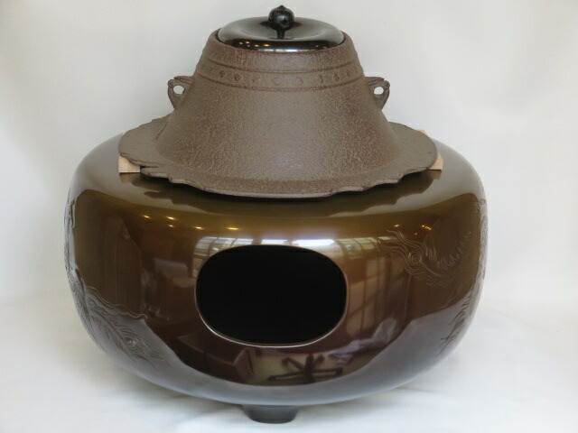 （四月◇大売り出し品）陵丘鋳師 喜多源松作 唐銅鳳凰風炉 円錐小体県釜師 菊地政光作 累坐文富士釜添 釜鐶・透木付 〔貨物輸送込〕【中古・未当て嵌める】