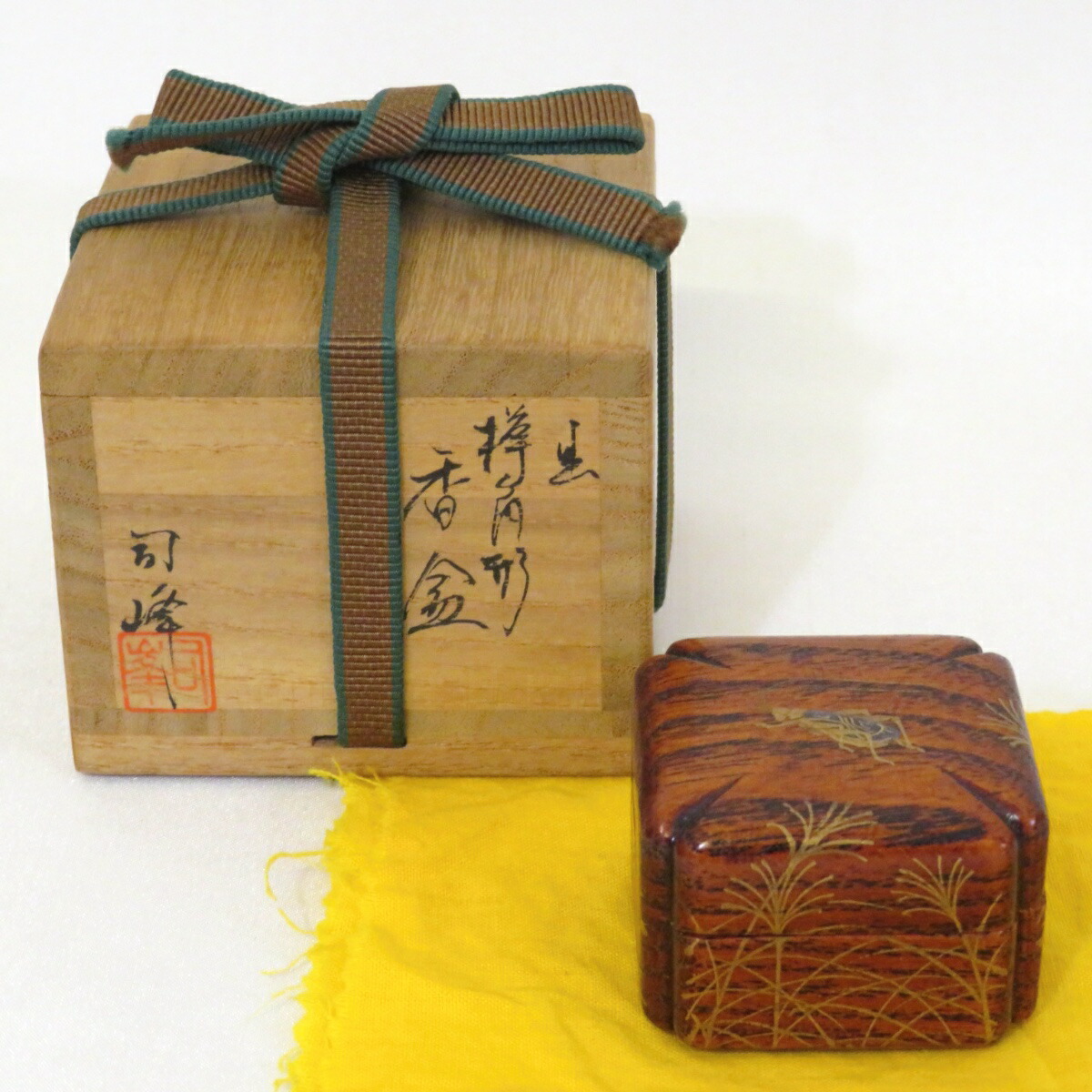 【十月の特売品】加賀蒔絵師 新井司峰造 虫 欅角形 香合 螺鈿 青貝 内金 風炉用茶道【中古 美品】画像