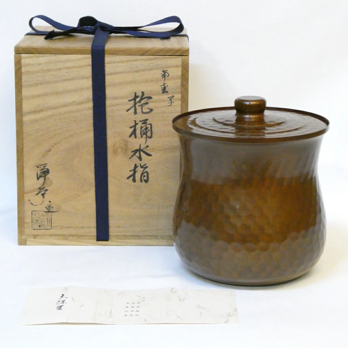 値下げ、輪島，弘悦作　銀巻手桶朱塗り水指　【極上品】　お茶道具/共箱 手桶型水指 朱塗り銀タガは、漆の朱に特製の銀金具が美しい水指