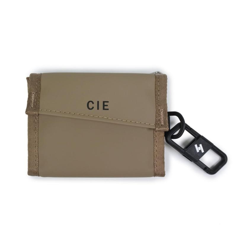 [シー] VARIOUS COMPACT WALLET 軽量 防水素材 日本製 二つ折り財布 ファスナー付ポケット 小銭入れ コンパクト カラビナ カジュアル メンズ レディース｜アップアップストア