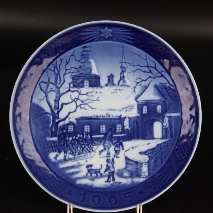 ロイヤルコペンハーゲン イヤー一皿『1995折りかがみ住み家でのクリスマス』 R-2264