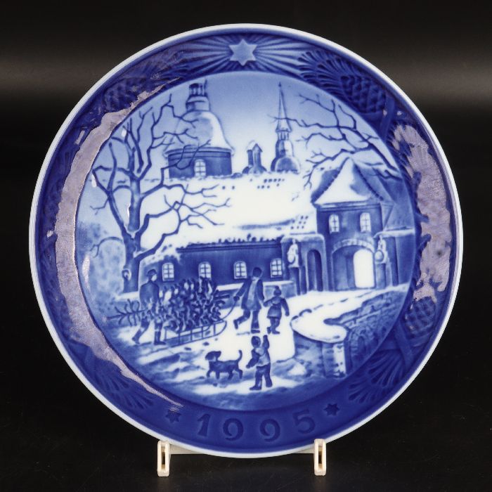 ロイヤルコペンハーゲン イヤー一皿『1995 折りかがみ住み家でのクリスマス』 R-2279
