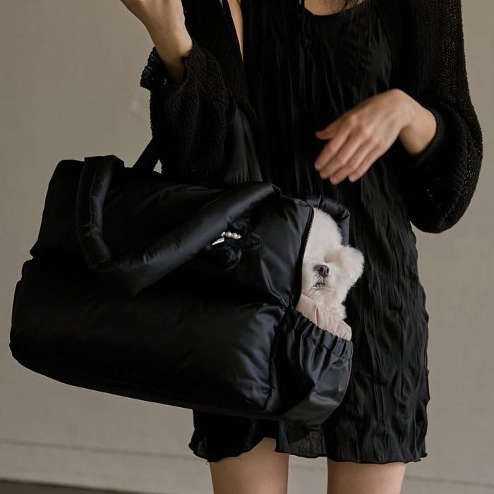 即納【a tous moments】Mou Pet Bag - Black(Cushion + Shoulder Pad Set) 韓国 犬用品 ドッググッズ キャリー スリング 犬用バッグ ドッグバッグ 犬のバッグ キャリーバッグ スリングバッグ|URBAN DOG TOKYO 店