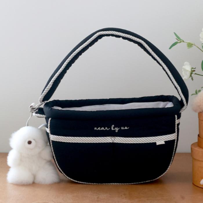 ※予約販売【near by us】tarte bag(daily black) バッグ スリング 犬用バッグ ドッグバッグ キャリーバッグ スリングバッグ 軽量 軽い 犬用品 ドッググッズ|URBAN DOG TOKYO 店