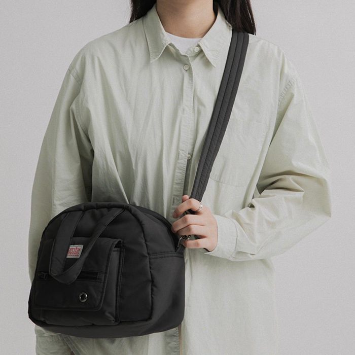 ※予約販売【BITE ME】COMFY RAVIOLI - Mini Town bag（Chacoal） バッグ スリング 犬用バッグ ドッグバッグ 犬のバッグ キャリーバッグ スリングバッグ 軽量 軽い 犬用品 ドッググッズ｜URBAN DOG TOKYO 店