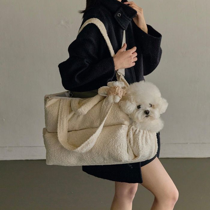 ※予約販売【a tous moments】Mou Pet Bag Boucle edition - Cream（Cushion + Shoulder Pad Set）｜犬用バッグ 犬用品 ドッググッズ 犬用バッグ ドッグバッグ キャリーバッグ スリングバッグ 軽量 軽い 韓国 バッグ 37,752円