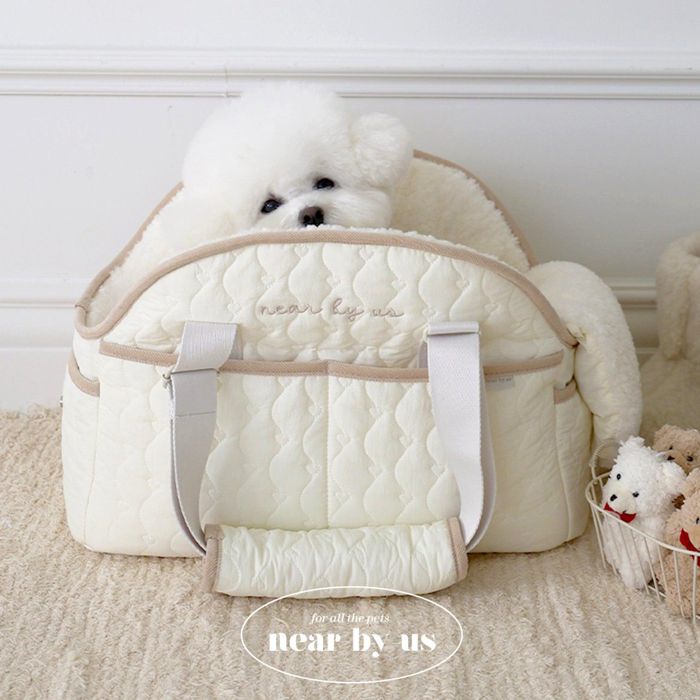 ※予約販売【near by us】fluffy bongbong bag(snow cream) バッグ スリング 犬用バッグ ドッグバッグ キャリーバッグ スリングバッグ 軽量 軽い 犬用品 ドッググッズ|URBAN DOG TOKYO 店