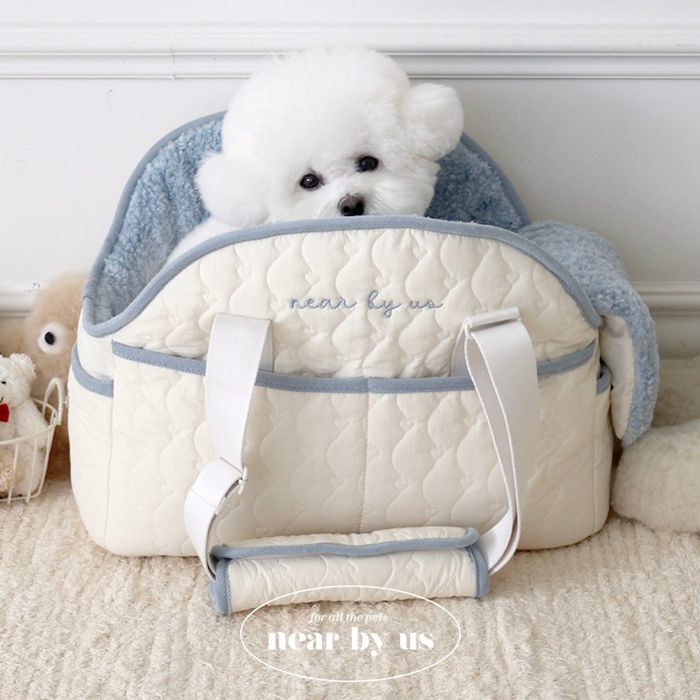 ※予約販売【near by us】fluffy bongbong bag（creamy blue） バッグ スリング 犬用バッグ スリングバッグ キャリーバッグ ドッグバッグ 軽量 軽い 犬用品 ドッググッズ