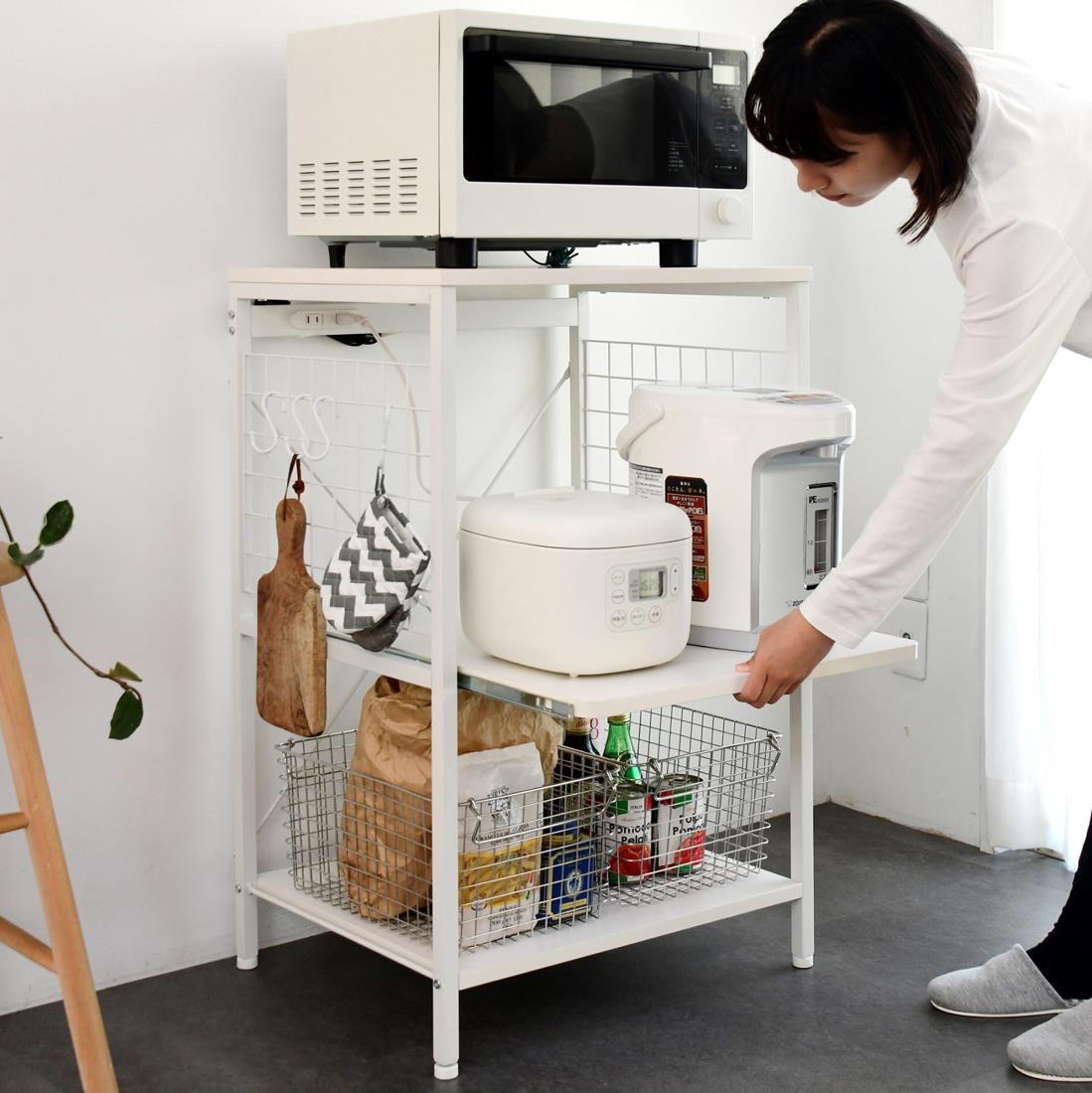 山善 レンジラック 幅48×奥行41×高さ141cm スライド棚 2口コンセント ストッパー付きキャスター レンジ台 ラック トースターラッ : 山善(YAMAZEN) レンジラック 幅48×奥行41×高さ141cm