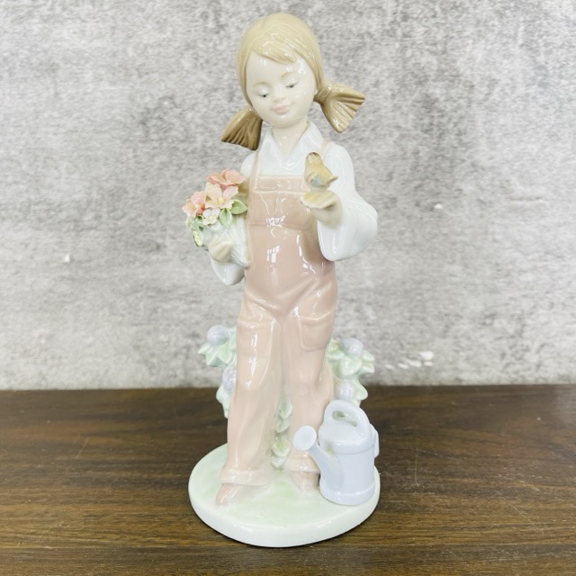 ★お買い物マラソン期間中限定　ポイント10倍★リヤドロ フィギュリン 【中古】LLADRO 小鳥と話す少女 女の子 ポーセリン 5217 陶磁器人形 オブジェ 花 約7.5×7.5×18.5 cm / 516073