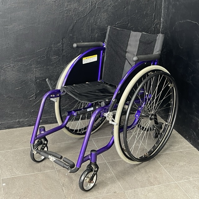★百貨店大売り出し継続期間中押さえる 尖んがり10倍★運動競技用 車いす 【中古】 KADOKURA カドクラ ポセイドン A701 黒いこと×パープル 自走 折り畳み 24in / 516891