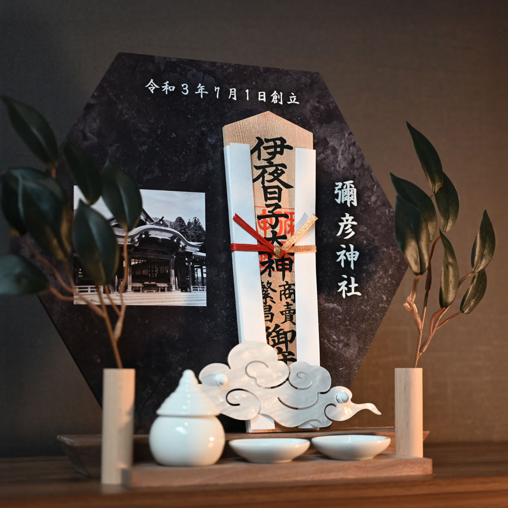 新商品【六角形のモダン神棚 写真入れ・文字入れ可能】商売繁盛 御札立て お守り立て 雲 お正月 札立 お札置き お札入れ お札スタンド 御朱印帳入れ シンプル 開店祝い 開業祝い 周年祝い 開店記念 事務所 会社 飲食店 名入れ 記念日 神社 神具 縁起物 ウォルナット