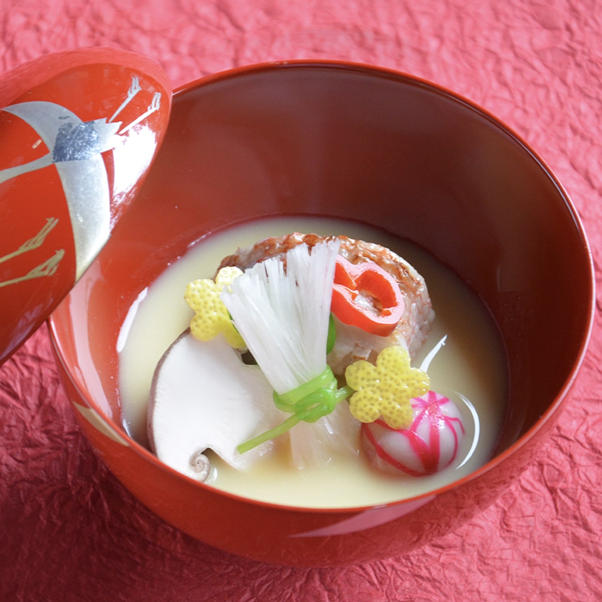 楽天市場 箔鶴蒔絵 雑煮椀 送料無料 蓋付 宮内庁御用達 日本製 お椀 おしゃれ 汁椀 漆器 漆塗 御祝 ギフト 雑煮 正月 迎春 ふた お吸物 蓋付椀 割れにくい 軽い 煮物椀 内祝い 結婚祝い 御礼 和柄 上品 在庫一掃 うるしギャラリー久右衛門