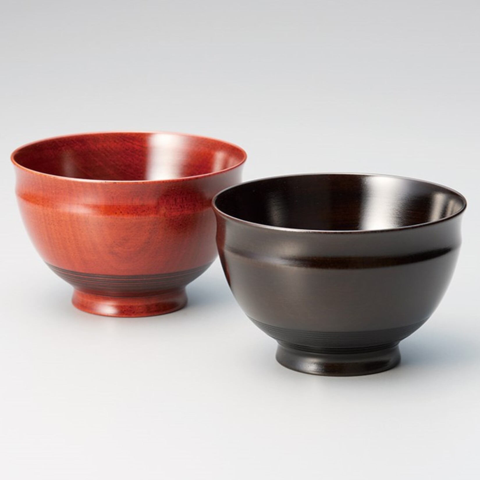 Sakura ペア汁椀（赤・黒）送料無料 夫婦椀 セット お椀 日本製 上品 漆器 木製 漆塗り 御祝 ギフト 結婚祝い おしゃれ 2客 日常使い プレゼント ペア椀 贈り物 定番 人気 売れ筋 桜 木目｜うるしギャラリー久右衛門