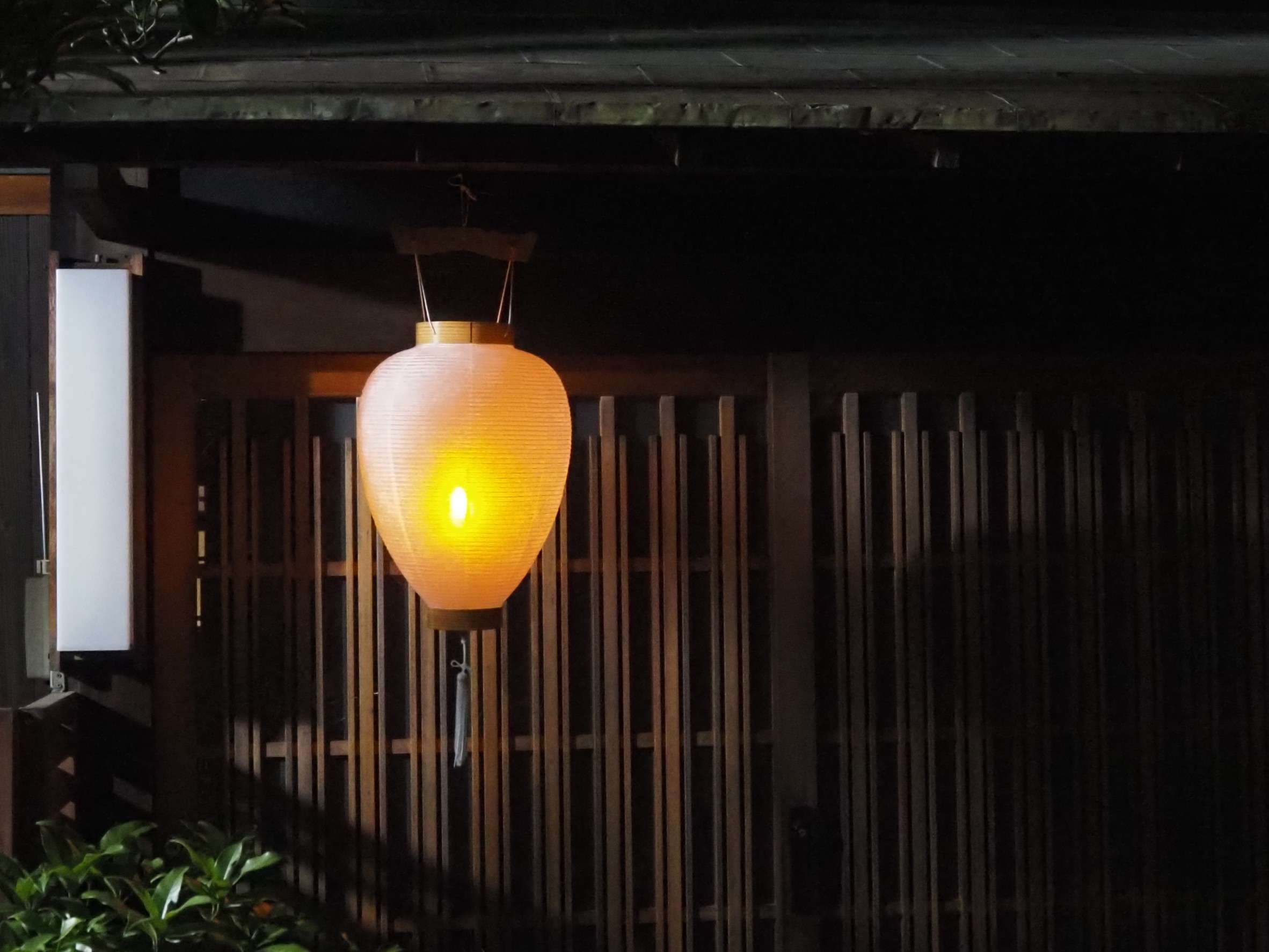 毎日がバーゲンセール 盆提灯 盆ちょうちん お盆提灯 御所提灯 LEDローソク 電池灯付き コードレス 高さ48cm×火袋径28cm 白 和紙張  吊り提灯 arabxxnxx.com