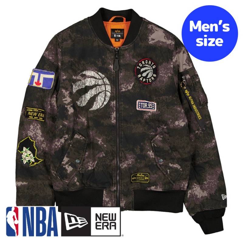 【送料無料】 NBA公式 メンズ アウター ジャケット MA-1 スタジャン ボンバージャケット ジャンパー トロント・ラプターズ Toronto Raptors Black Camo MA-1 Bomber Jacket ニューエラxアルファインダストリーズ New Era x Alpha Industries｜USキッズウェア店