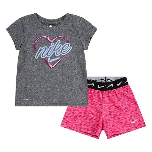 セットアップ 女の子用nike 半袖トップス Usキッズウェア店 子供服 Swoosh Tシャツx短パン上下2点セット Fireberry ギフト 女の子用 誕生日プレゼント ナイキ キッズファッション セットアップ ショートパンツ 送料無料 マラソン中ポイント10倍 Heart 女の子用