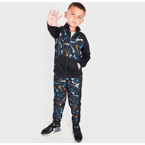 オンラインショップ Nike ナイキ 男の子用swoosh Tossプリントジャージ上下2点セット Black Multi セットアップ 子供用セットアップ ベビー キッズ服 スウェットパンツ Fucoa Cl
