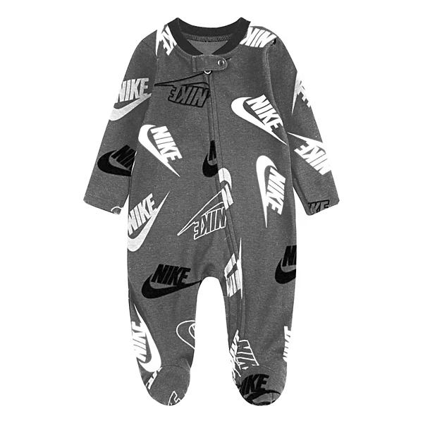 送料無料 5 クーポン5 6 9 59迄 Nike ナイキ 男の子用大きなswooshロゴの総柄が可愛いaop足つきカバーオール Light Smoke Gray ロンパース ジャンプスーツ パジャマ ワンピース 出産祝い 楽ギフ 包装選択 Runawayapricot Com