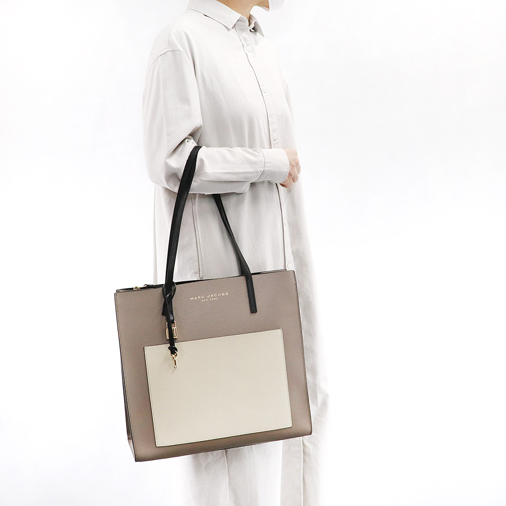 【ポイント10倍】 マークジェイコブス MARC JACOBS バッグ トートバッグ M0016131 216 A4対応 アウトレット レディース 小物 新作 ギフト プレゼント 有料ラッピング可|US style