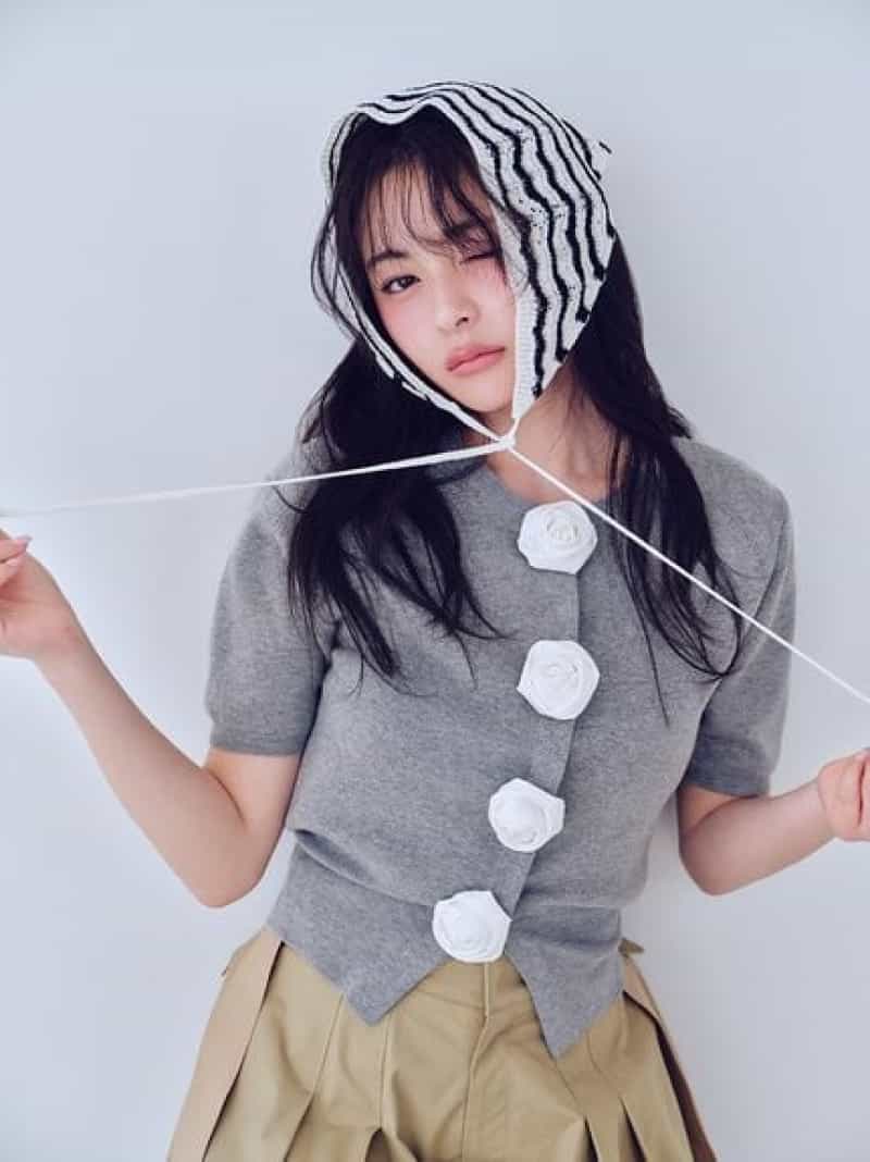 【WEB押さえる/ROSE Collection】モチーフボタンニットカーディガン SNIDEL スナイデル トップス 編み物 赤いこと 薄墨色 米国海軍【貨物輸送無料】[ Fashion]