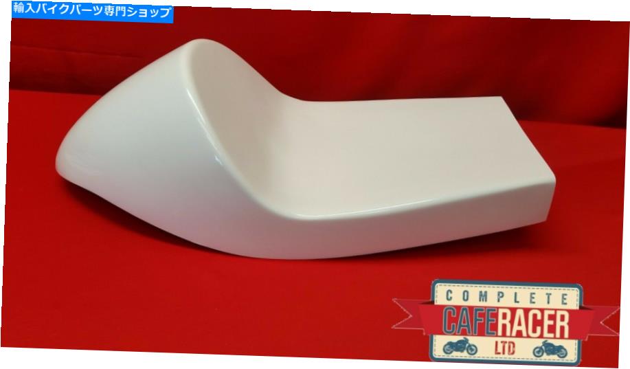 シート カフェレーサーガラス繊維シート新規＆未使用の支配スタイル白で仕上げました CAFE RACER FIBREGLASS SEAT NEW & UNUSED DOMINATOR STYLE FINISHED IN WHITE【並行輸入品】