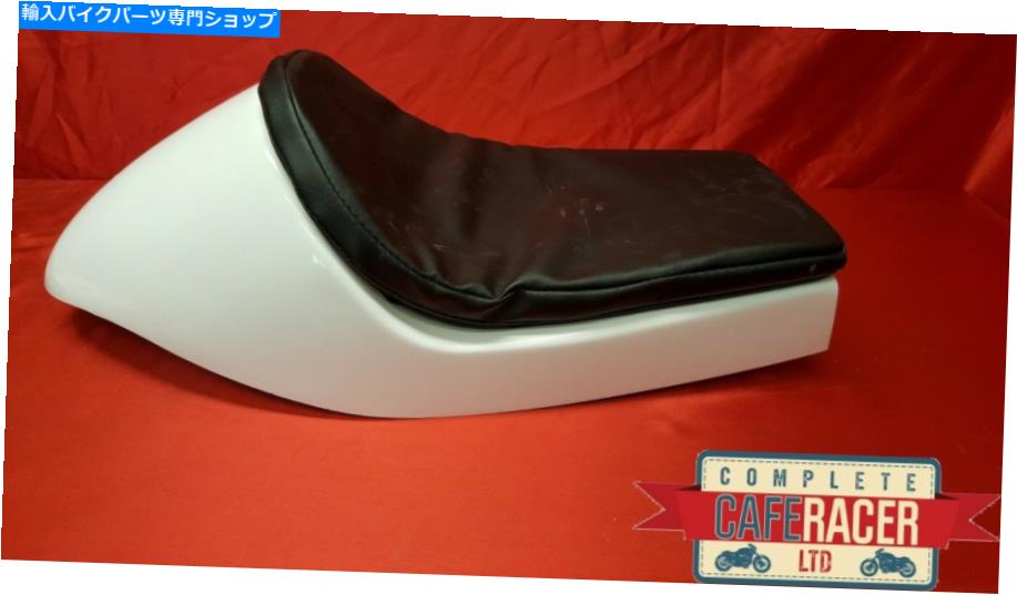 シート カフェレーサーのガラス繊維のシート黒いパッドと白の新たなドミネータースタイル CAFE RACER FIBREGLASS SEAT NEW & UNUSED DOMINATOR STYLE IN WHITE WITH BLACK PAD【並行輸入品】｜Us Custom Parts Shop USDM