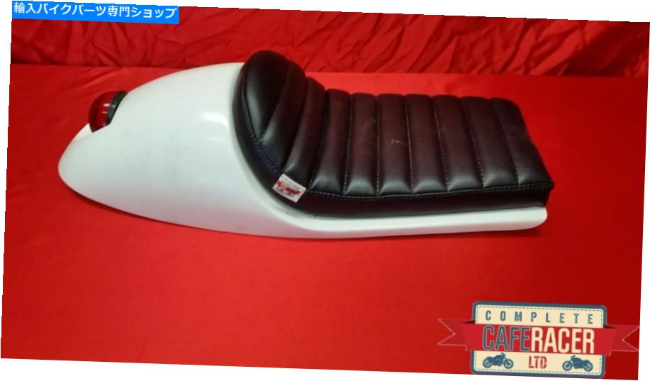 シート ホワイト＆デラックスパッドの停止ライトが付いているヴィンセントの広いガラス繊維のカフェのレーサーの座席 VINCENT WIDE FIBREGLASS CAFE RACER SEAT WITH STOP LIGHT IN WHITE & DELUXE PAD【並行輸入品】 45,372円