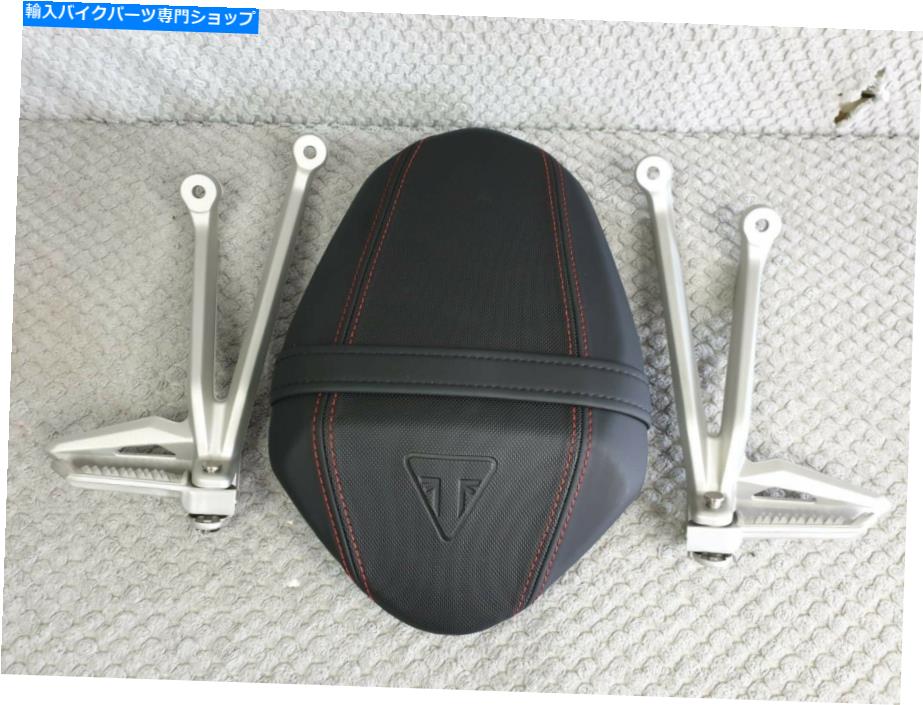 シート 本物の勝利街路トリプルリアシートとペグ GENUINE TRIUMPH STREET TRIPLE REAR SEAT AND PEGS【並行輸入品】