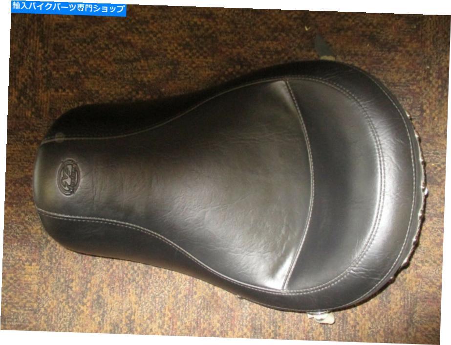 シート マスタングシート13 1/2インチスタッフソロシート2006とアップダイナ/ワイドグライド - 76106 MUSTANG SEATS 13 1/2 INCH STUDDED SOLO SEAT 2006 AND UP DYNA/WIDE GLIDE - 76106【並行輸入品】