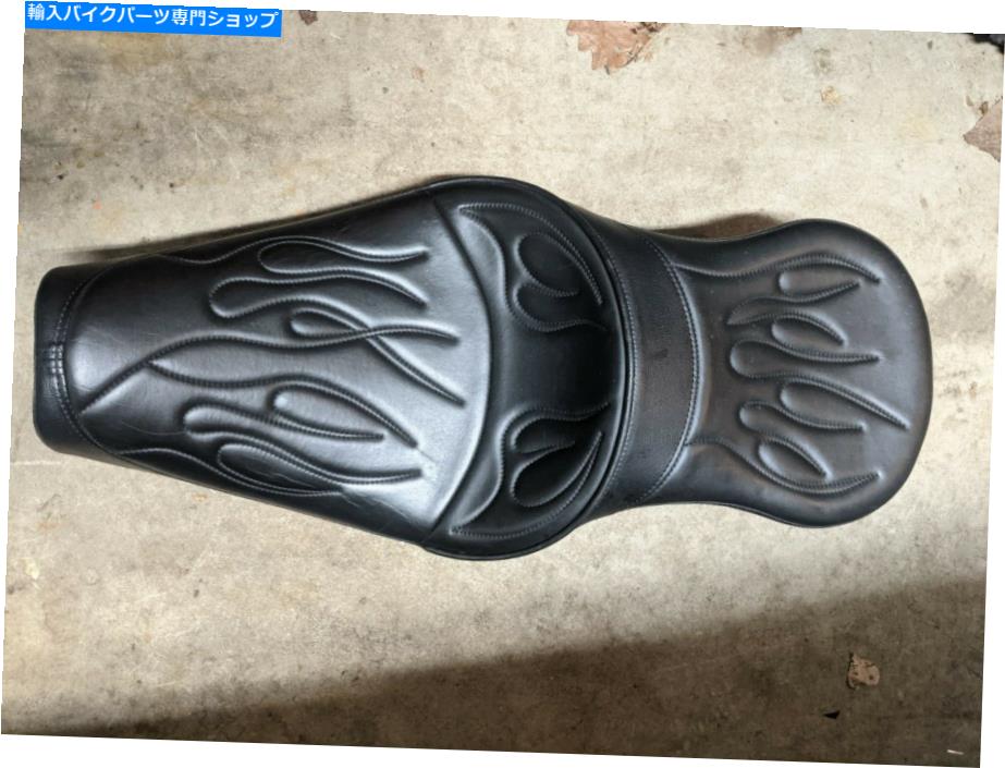 シート ドラッグスペシャリーロープロフィールフレームシートハーリースポーツスター04-19 XL Drag Specialties Low-Profile Flame Seat Harley Sportster 04-19 XL【並行輸入品】