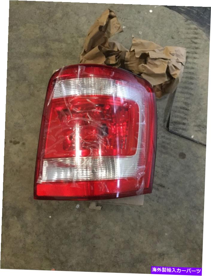 USテールライト NOS 2008-12フォードエスケープRHテールライト8L8Z-13404-A NOS 2008-12 Ford Escape RH Tail Light 8L8Z-13404-A【並行輸入品】