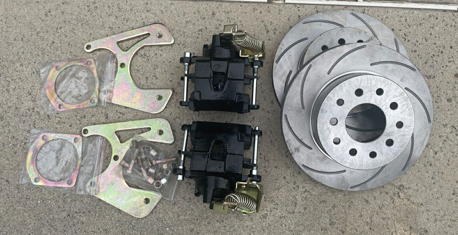 brake disc rotor Chevy GM 10/12ボルトリアディスクブレーキキットw / eブレーキキャリパースロットローター Chevy GM 10 / 12 Bolt Rear Disc Brake Kit W/E-Brake Calipers Slotted Rotors【並行輸入品】