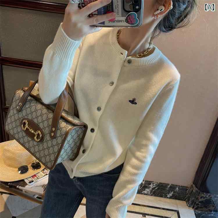 全 ウールの カーディガンの 女性は ゆったり して います。
