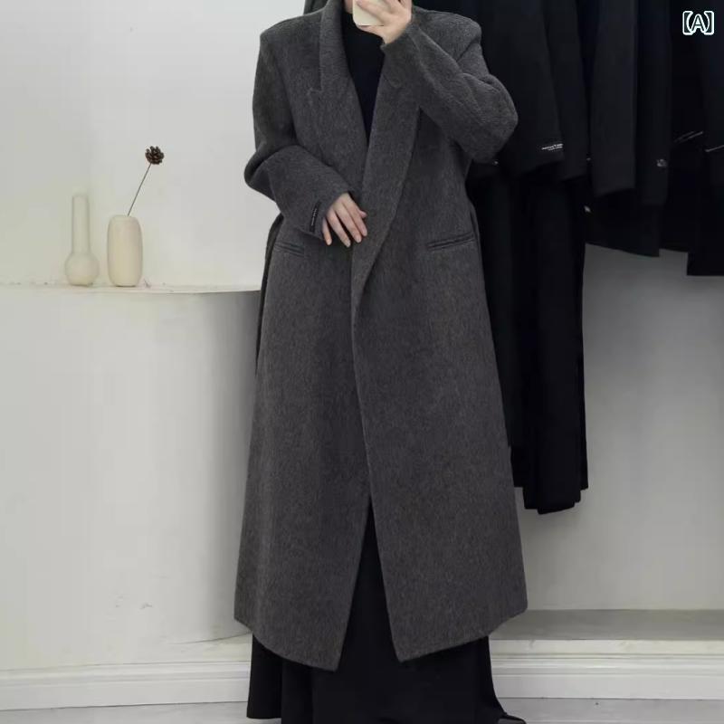 右肩に スーツの 襟が 付いた、 膝 丈の ロング 丈の レディース 用 両面 カシミヤ コート。 25 秋冬 新作、 高級 感の ある ウール コート。