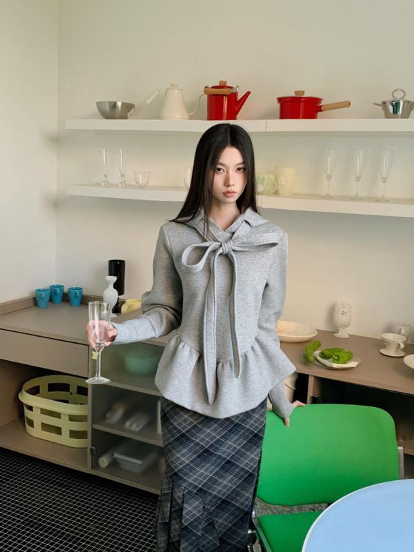 スウェットの 女性の デザイン 感が 小さいです。 蝶結びと 帽子の セットが ゆったり して います。