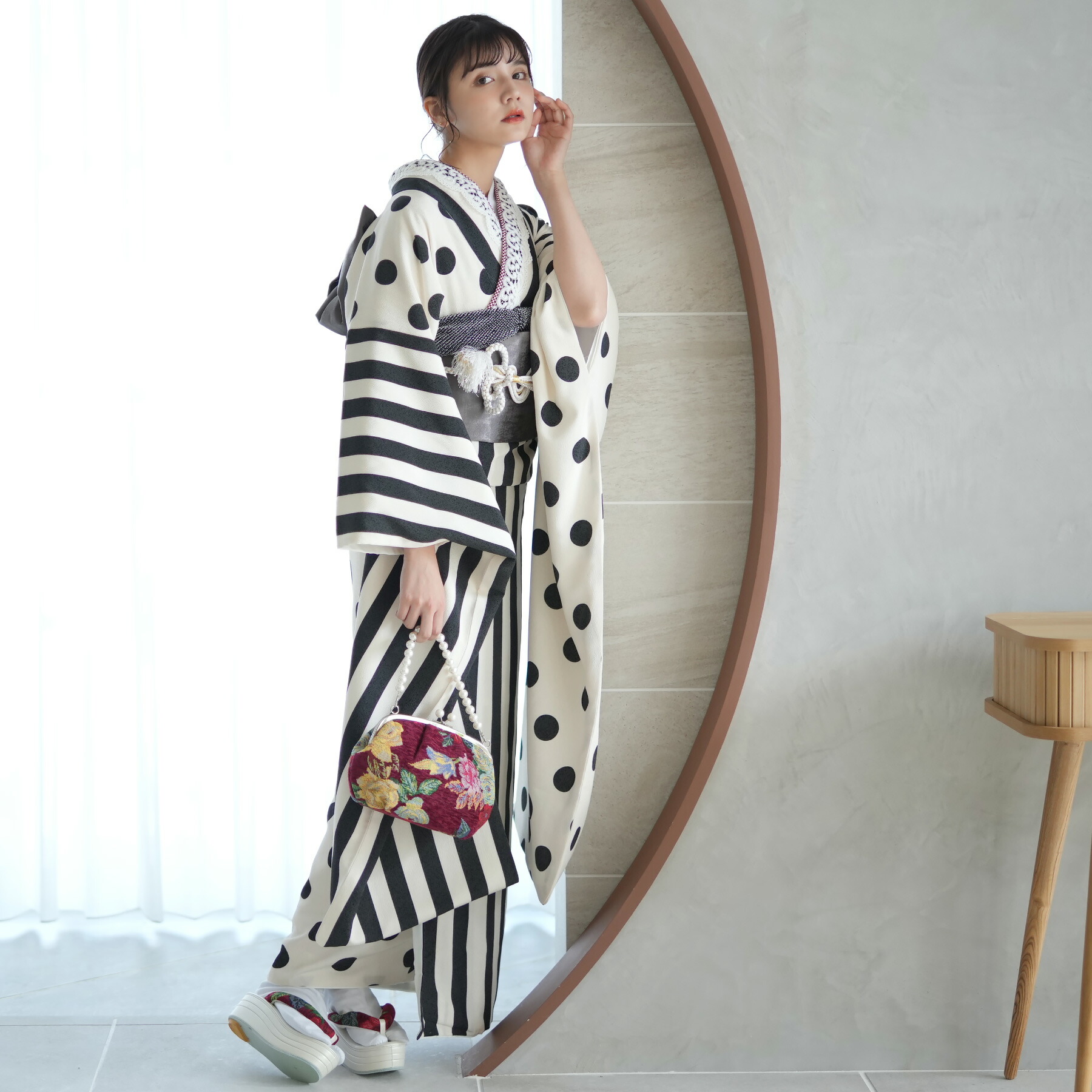 【レンタル】【utatane 振袖 着物 21点セット 村田倫子ちゃん着 半身 大粒ドットとモダン縞々 オフホワイト×ブラック】着物セット 女性 成人式 結婚式 前撮り 20歳 20才 二十歳 はたち 正装 フォーマル 記念撮影 足袋プレゼント 往復送料無料