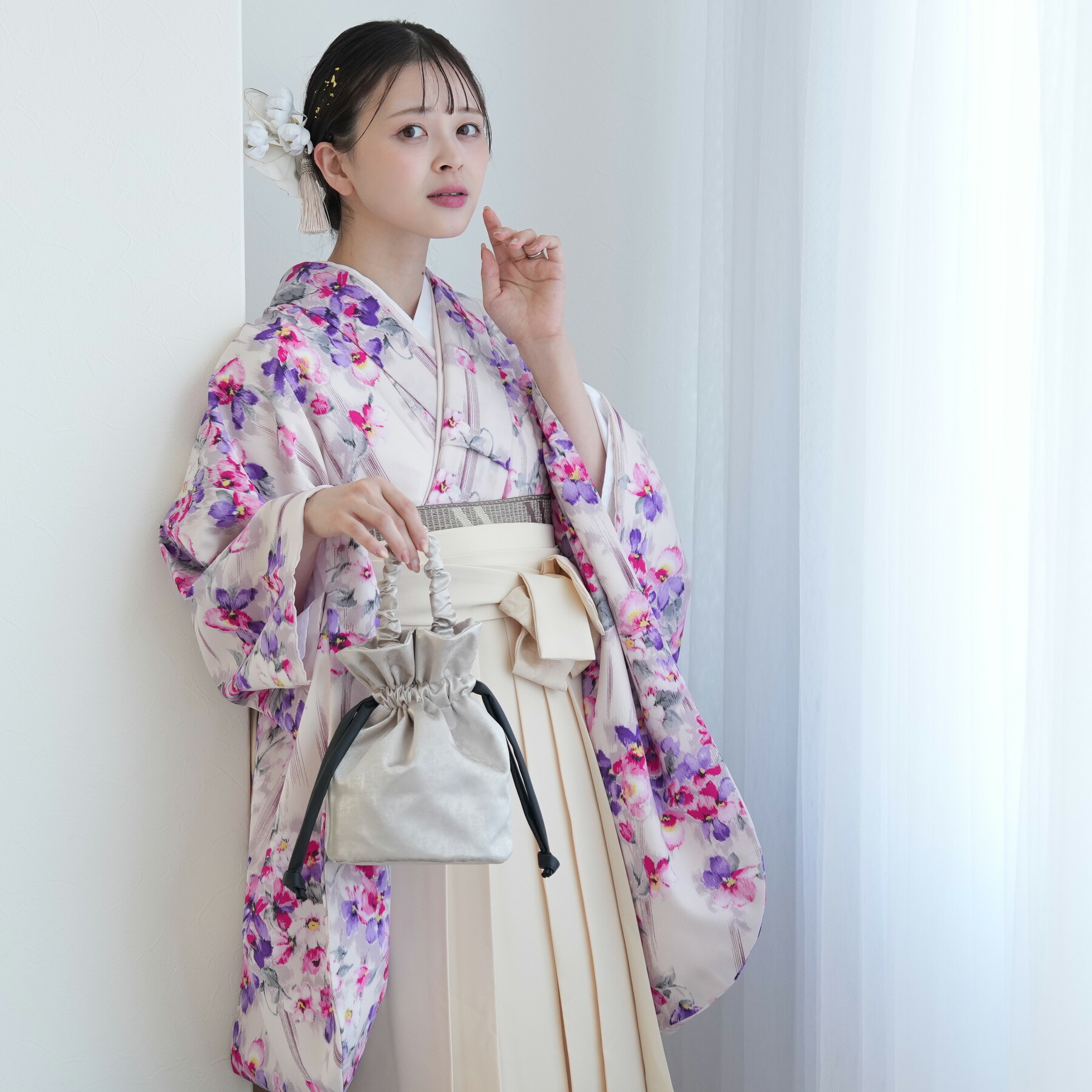 【レンタル】【JILL STUART ジルスチュアート 袴 17点セット 日本製 白地にピンクとラベンダーの花】二尺袖着物 はかま フルセット 卒業式 大学生 専門学生 レディース 女性 袴91-99cm（身長153-170cm）足袋プレゼント 重ね衿縫い付済 往復送料無料