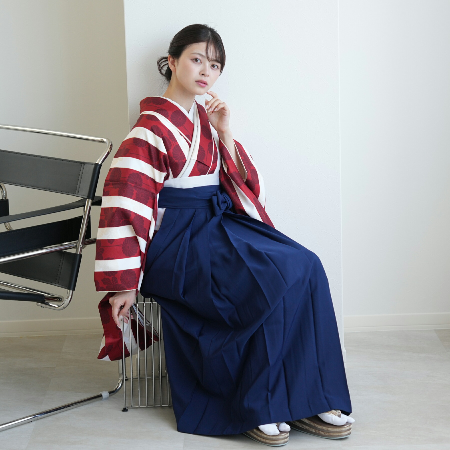 【レンタル】【utatane 袴 17点セット 国内染色 日本製生地　はいからさん赤ストライプに菊シルエット】二尺袖着物 はかま フルセット 卒業式 大学生 専門学生 レディース 女性 袴91cm（身長153-158cm）足袋プレゼント 重ね衿縫い付済 往復送料無料
