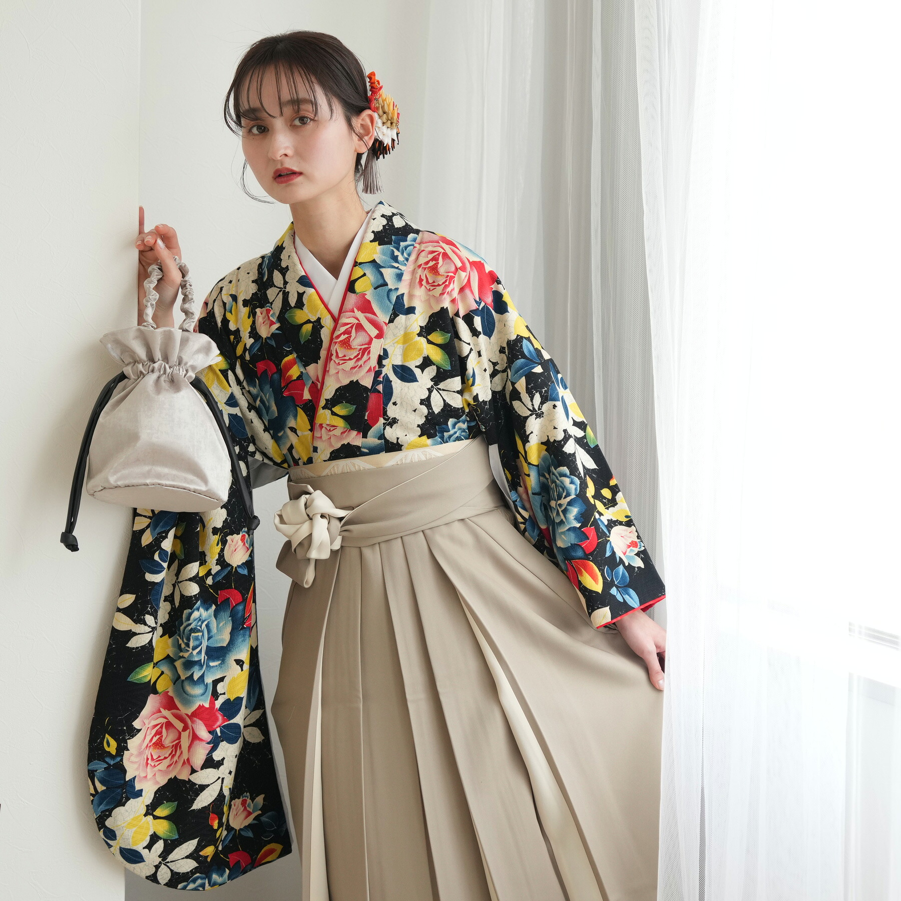 【レンタル】【モダンアンテナ 袴 17点セット 日本製 レトロ黒の古布アンティークタッチ薔薇】二尺袖着物 はかま フルセット 卒業式 大学生 専門学生 レディース 女性 袴91-99cm（身長153-170cm）足袋プレゼント 重ね衿縫い付済 往復送料無料