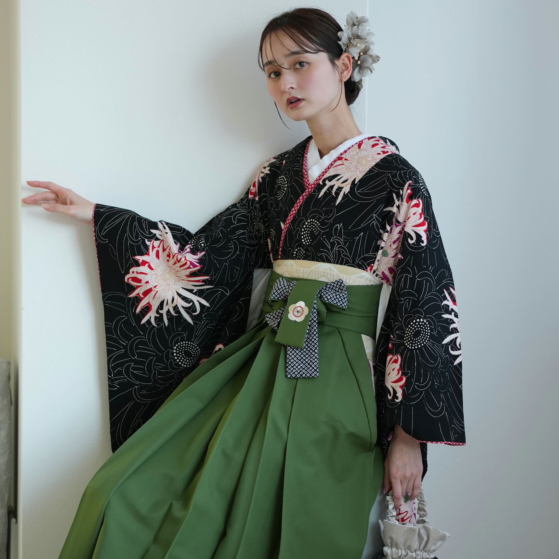【レンタル】【九重 袴 17点セット 日本製 黒地に菊重ね】二尺袖着物 はかま フルセット 卒業式 大学生 専門学生 レディース 女性 袴91-99cm（身長153-170cm）足袋プレゼント 重ね衿縫い付済 往復送料無料｜utatane 29,199円