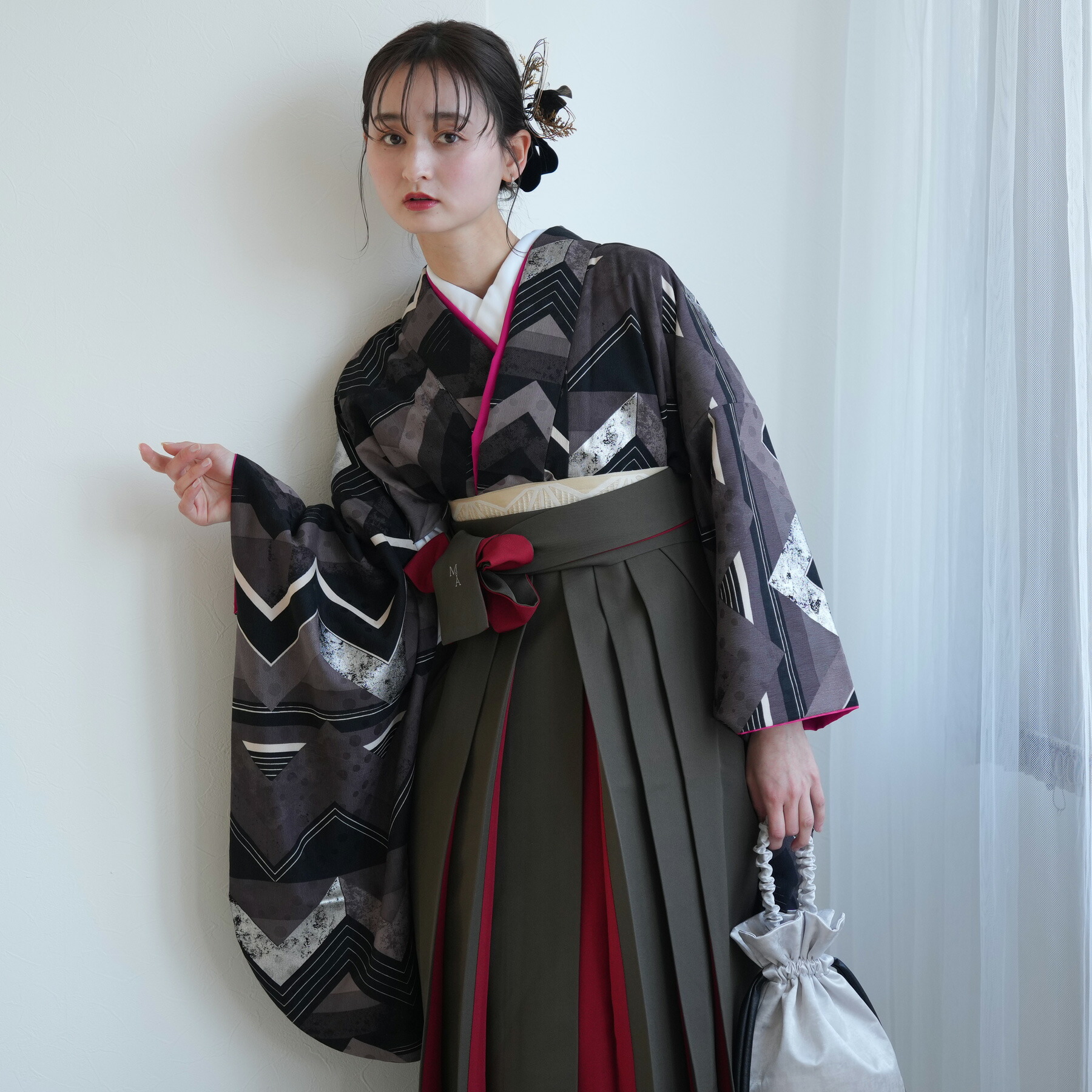 【レンタル】【モダンアンテナ 袴 17点セット 日本製 】二尺袖着物 はかま フルセット 卒業式 大学生 専門学生 レディース 女性 袴91-99cm（身長153-170cm）足袋プレゼント 重ね衿縫い付済 往復送料無料｜utatane